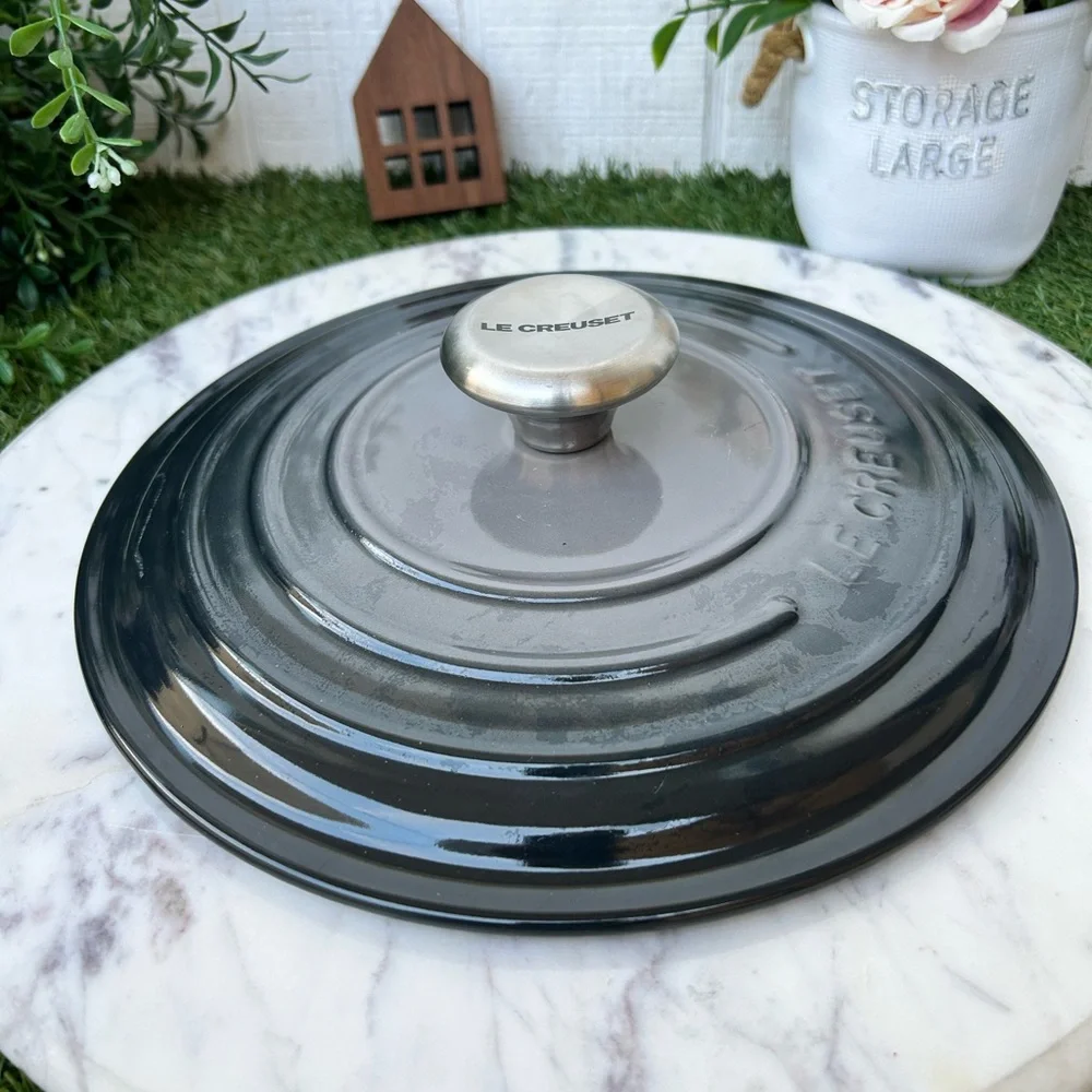 LE CREUSET lid only , New pls see pictures for more details, size and color